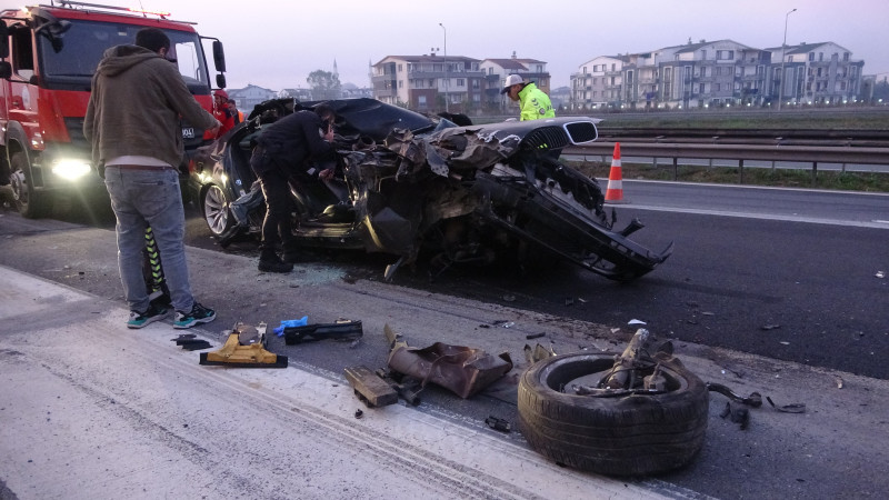 TEM’DE KAMYONA ÇARPAN LÜKS OTOMOBİL KAĞIT GİBİ EZİLDİ: 1 ÖLÜ, 2 YARALI  
