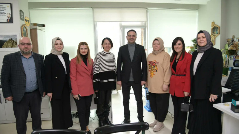 BAŞKAN ÖZLÜ’DEN BAŞİSKELE’NİN KADINLARINA JEST      