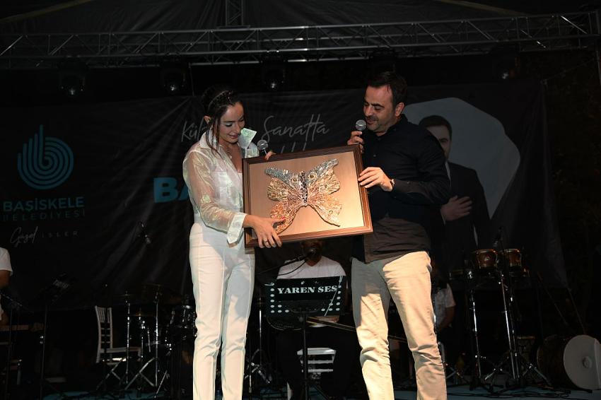 BAŞİSKELE ÖYKÜ GÜRMAN KONSERİ İLE COŞTU