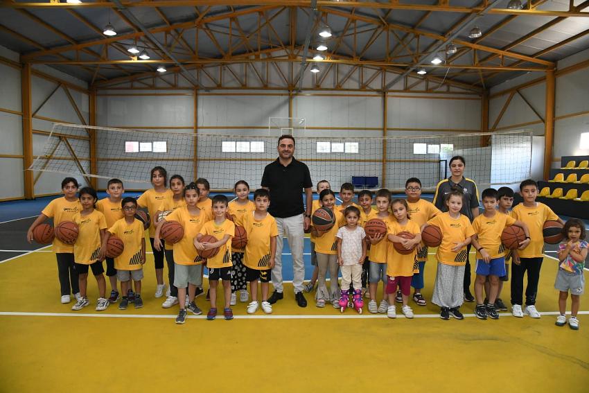 BAŞKAN ÖZLÜ’DEN YAZ SPOR OKULLARINA ZİYARET