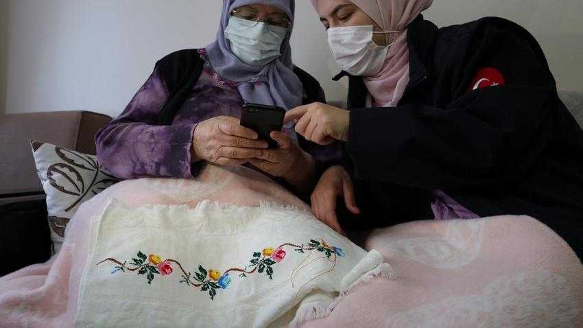 YAŞLI BİREYLER DİJİTAL DÜNYA İLE BULUŞUYOR